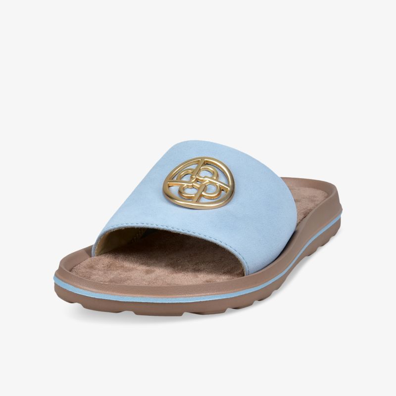 Helle Sandale mit breitem Riemen und metallischem Logo, weiche Sohle für hohen Tragekomfort