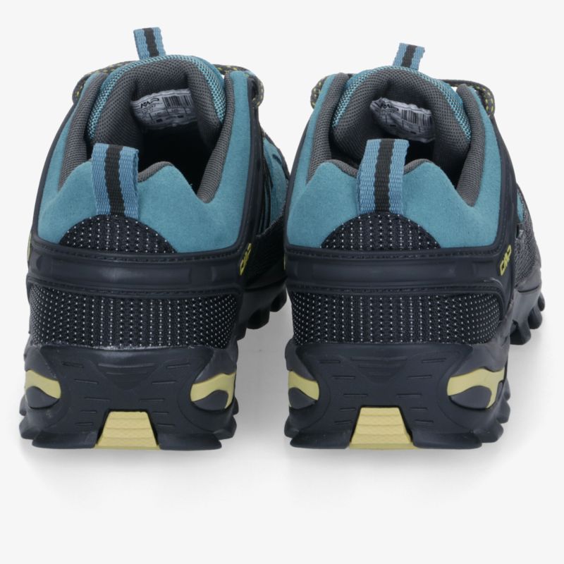 Rückansicht eines robusten Wander- oder Trekkingschuhs mit griffiger, stabiler Sohle und gepolstertem Schaft