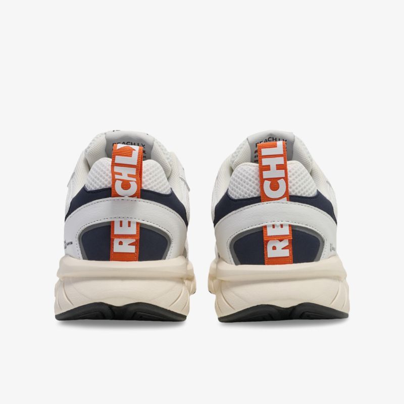 Hinteransicht von modischen Sportschuhen mit auffälligem Design und hohem Tragekomfort