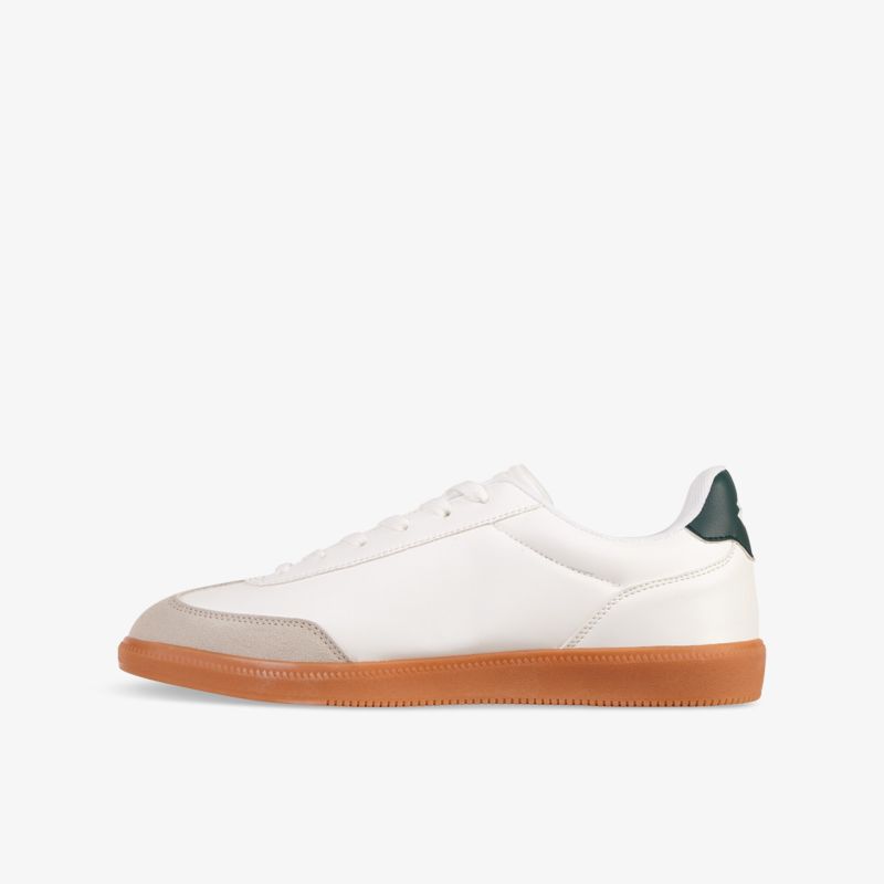Moderner weißer Sneaker mit brauner Gummisohle und elegantem schnitt, bequem und vielseitig für den Alltag