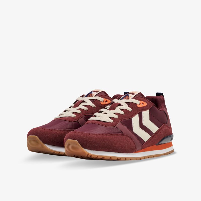 Klassische Sneaker mit Retro-Design, bequemer Passform und rutschfester Sohle in stilvollem Burgunderrot.