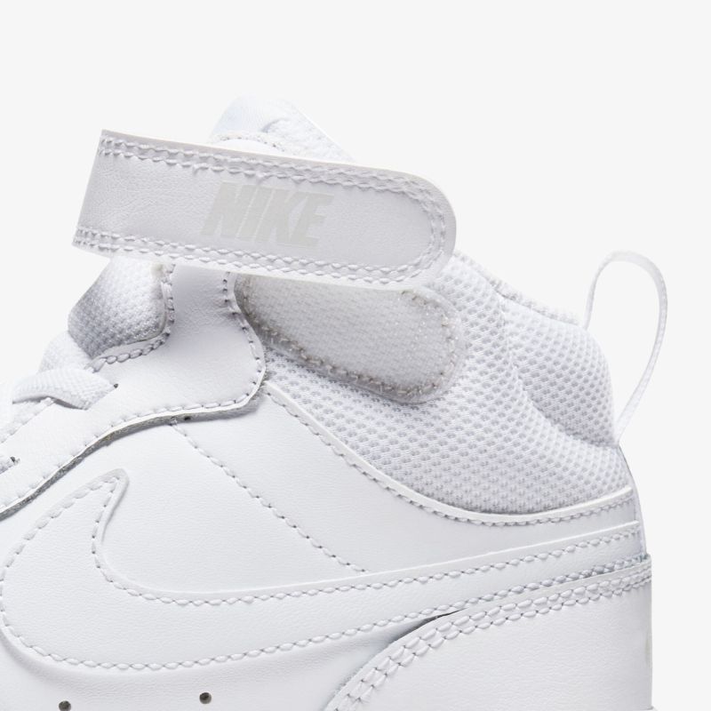 Detailansicht eines weißen Sneakers mit Klettverschluss, bietet hohen Komfort und stilvolles Design.