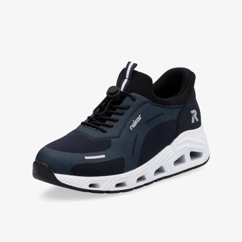 Moderner, sportlicher Sneaker in schräger Frontansicht mit atmungsaktivem Material und gepolsterter Sohle