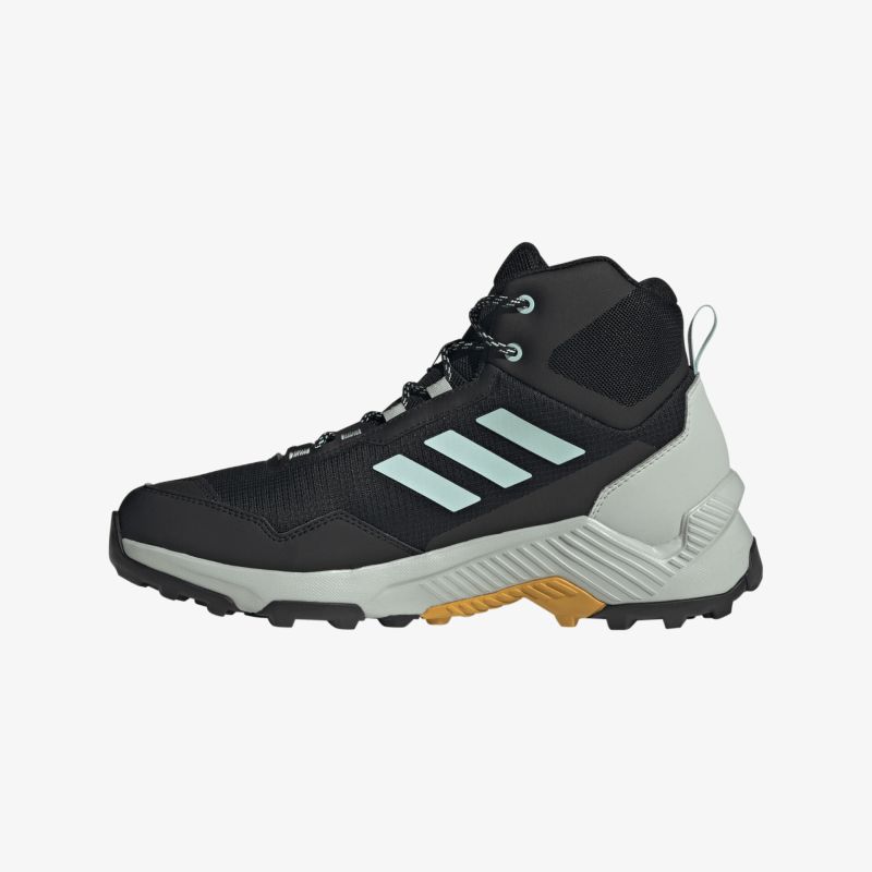 Moderner Outdoor-Schuh mit strapazierfähigem schwarzen Obermaterial und griffiger Sohle.