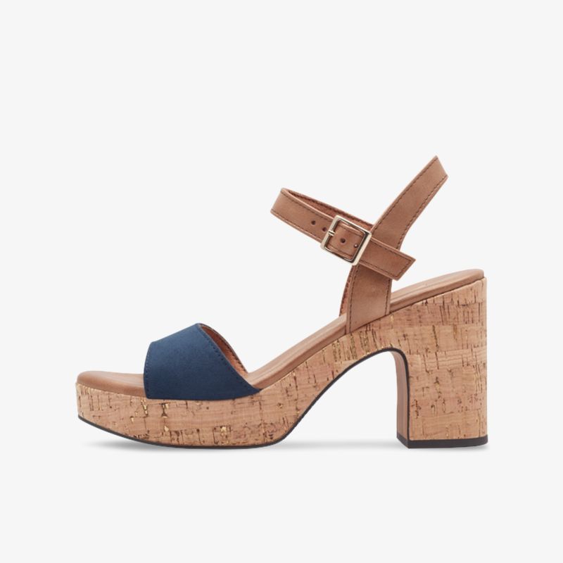 Seitliche Ansicht einer braunen Sandale mit blauem Riemen, komfortablem Blockabsatz und verstellbarem Verschluss