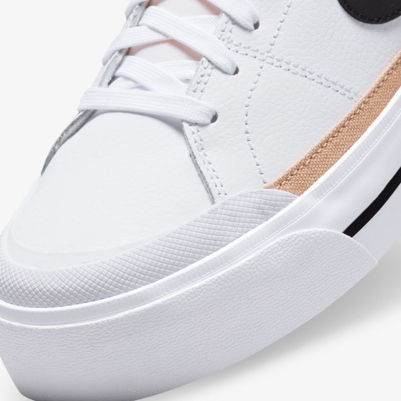 Stilvoller weißer Turnschuh mit kontrastierenden Details und strapazierfähiger Sohle für optimalen Komfort.