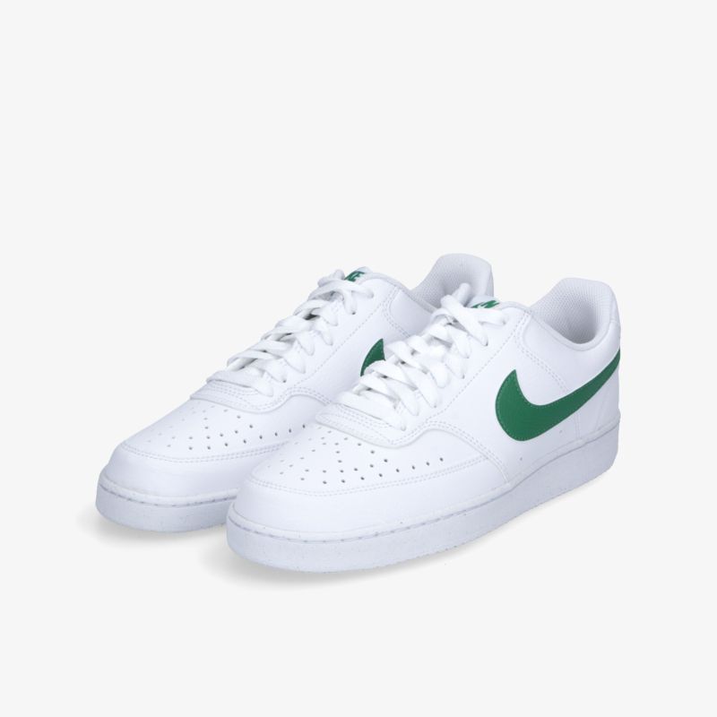 Weißes Sneaker-Paar mit grünem Nike Logo, sportlich, bequem und robust für vielseitigen Einsatz