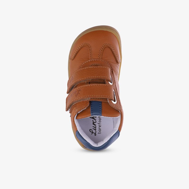 Stilvoller Lederschuh mit praktischem Klettverschluss und rutschfester Sohle für bequemen Alltagskomfort.