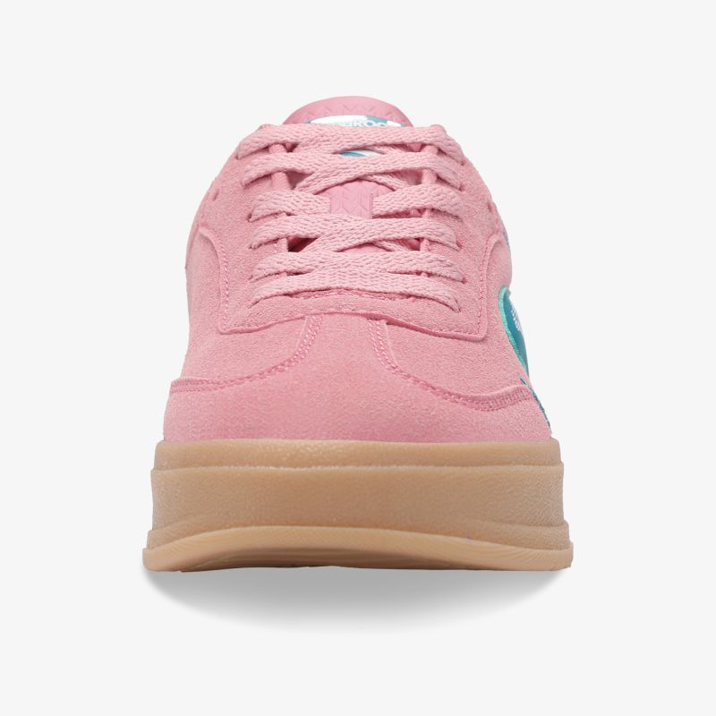 Rosa Sneaker in klarer Frontansicht mit robustem Sohlenrand und bequemer Schnürung für sportlichen Komfort