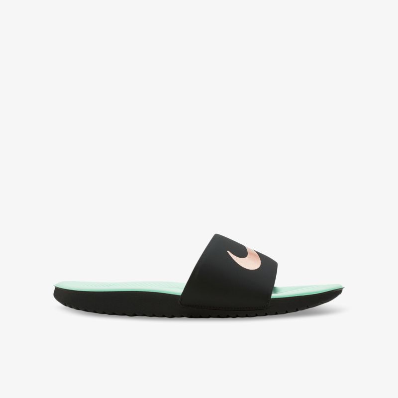Moderne schwarze Sandale mit komfortabler, gepolsterter Mint-Sohle und ikonischem Logo, perfekter Sommerschuh