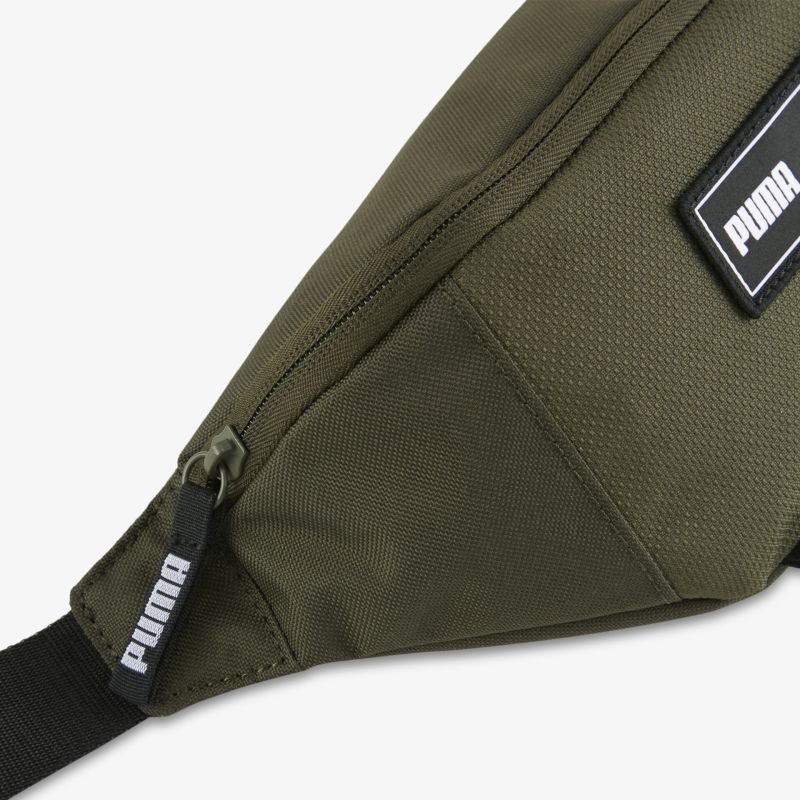 Detailaufnahme eines robusten Puma Reißverschlusses an einer funktionalen, kompakten Outdoor-Tasche