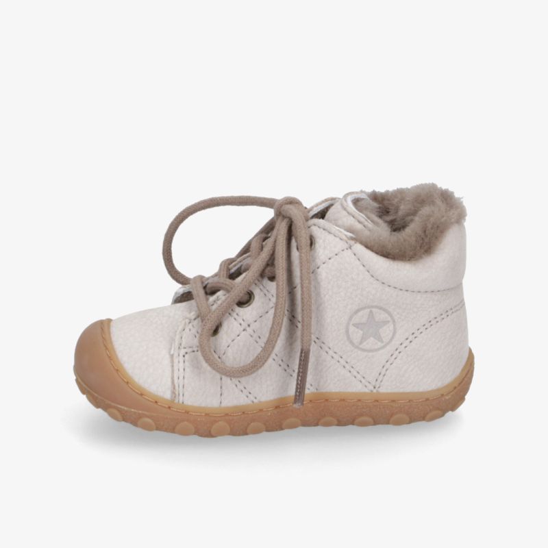 Beiger Kinderschuh mit weichem Innenfutter, flexibler Schnürung und rutschfester Laufsohle für optimalen Tragekomfort