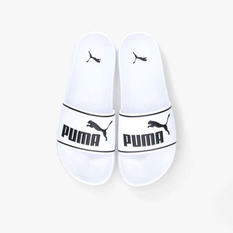 Puma Slipper in Weiß mit markantem Logo, ideal für Komfort und Stil in der Freizeit oder am Strand.
