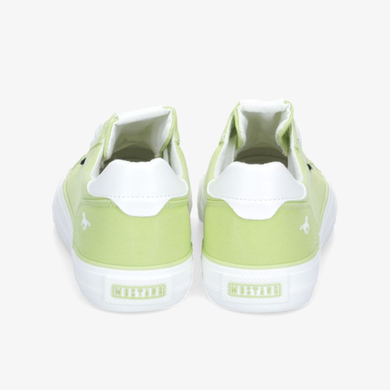 Grüne Sneaker mit weißem Absatz, sportlich und bequem, Rückansicht zeigt stabiles Design