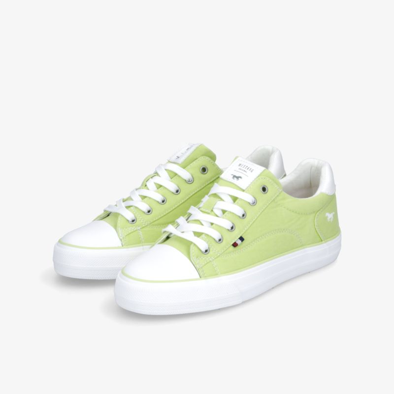 Grünes Sneaker-Paar mit weißen Schnürsenkeln, bequem und sportlich, flexible und robuste Sohle