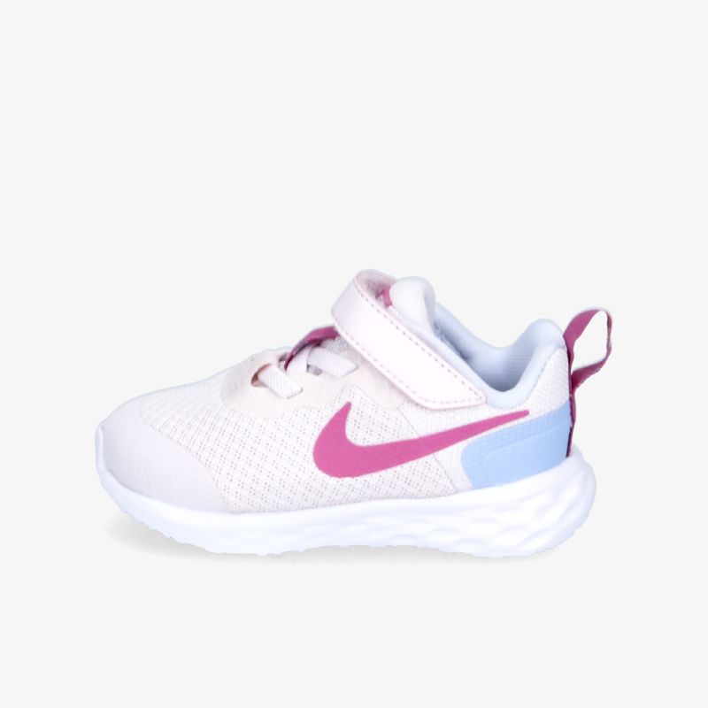 Bequemer, leichter Sportschuh mit Klettverschluss und rutschfester Sohle in elegantem Design.