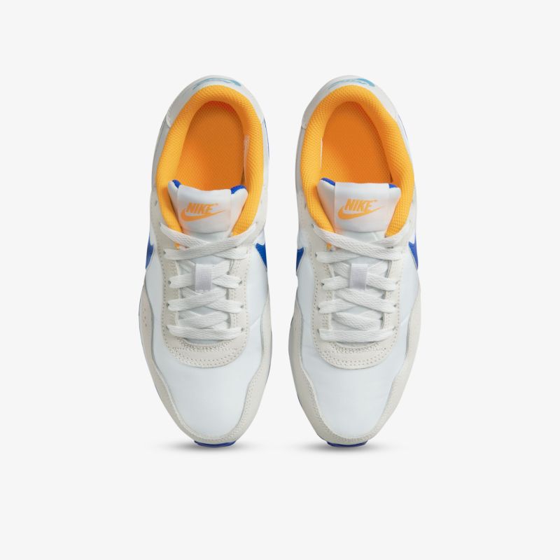 Stylische weiße Sneaker mit leuchtend orangefarbenem Innenfutter und blauen Akzenten für sportlichen Look.