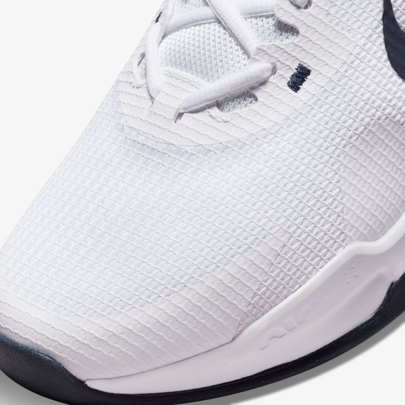 Moderner weißer Sneaker mit atmungsaktivem Mesh und stilvollem Design für optimalen Komfort.