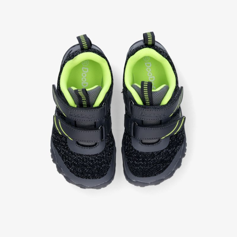 Leichte Sportschuhe in Schwarz mit Neongrün, atmungsaktives Material, gepolsterte Sohle und Klettverschlüsse, Draufsicht