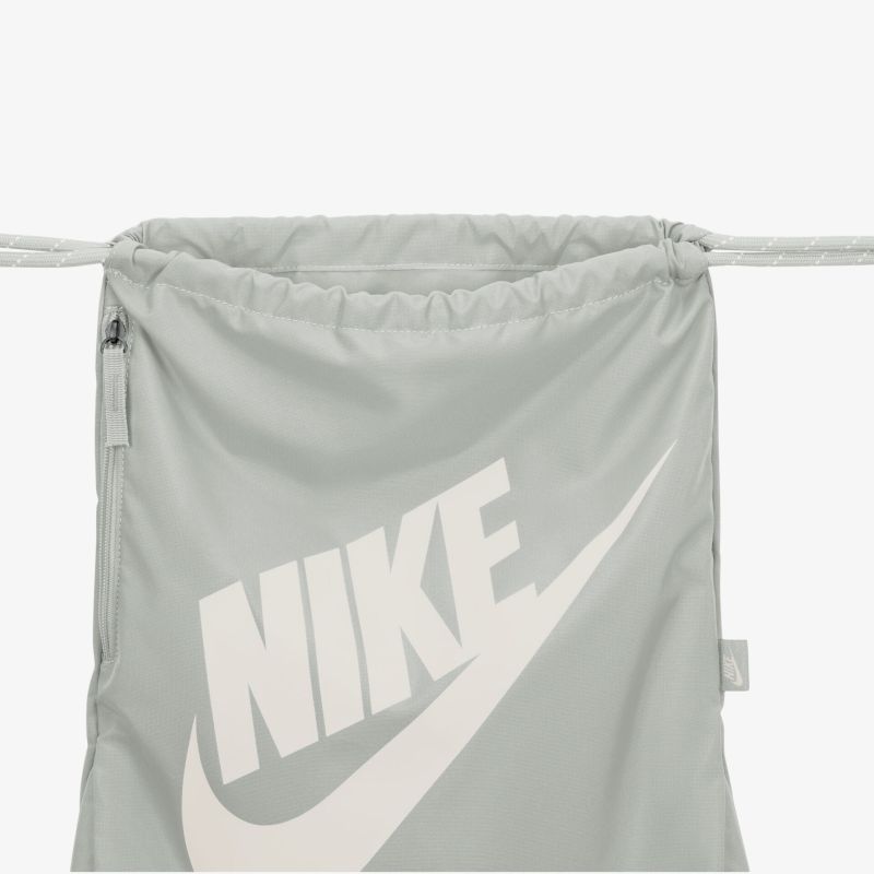 Grauer Sportbeutel mit prominentem Nike-Logo, ideal für Sport und Alltag, leicht und praktisch.