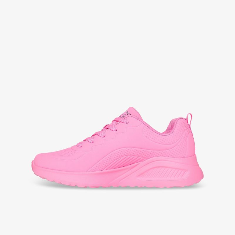 Seitliche Ansicht eines sportlichen rosa Sneakers mit leichter, bequemer Passform und modernem, robustem Design