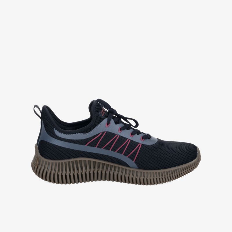 Sportlicher, moderner Sportschuh mit flexibler, griffiger Sohle und bequemer Passform in seitlicher Ansicht