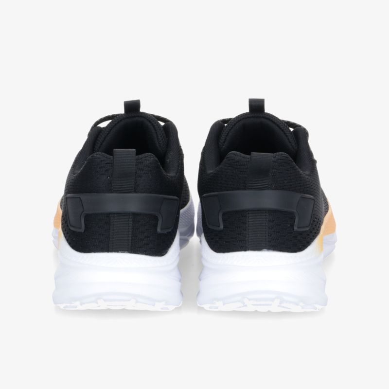 Schwarze Sneaker mit weißer Sohle, gepolstertem Schuhkragen und sportlichem Design aus der Rückansicht