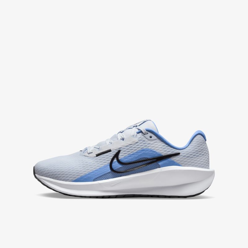 Leichter Nike Laufschuh in Weiß und Blau mit atmungsaktivem Obermaterial und gedämpfter Sohle für optimalen Komfort