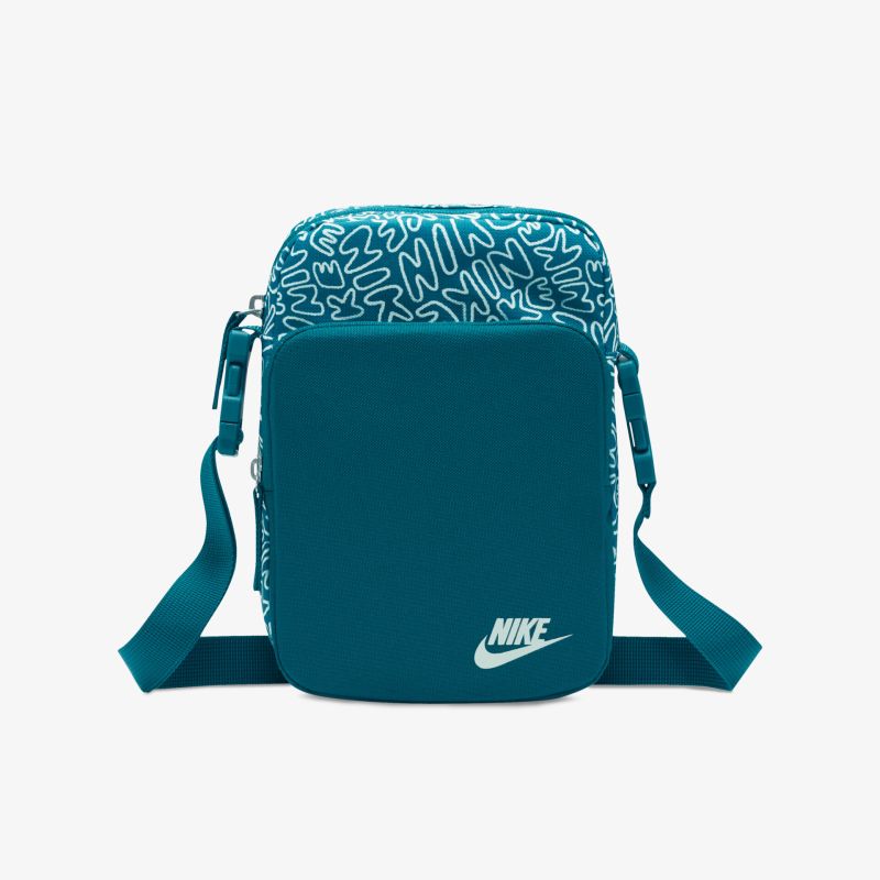 Blaue Nike Crossbody-Tasche mit modernem Design und verstellbarem Riemen, kompakt und stilvoll.