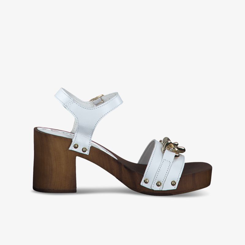 Elegante weiße Sandalen mit stabilem Blockabsatz und dekorativen Schnallen für stilvolle Sommer-Outfits.