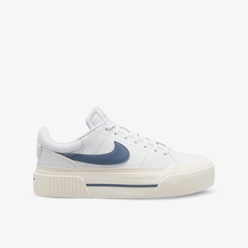 Moderner weißer Sneaker mit blauer Verzierung und robuster Sohle, ideal für sportlichen Stil.