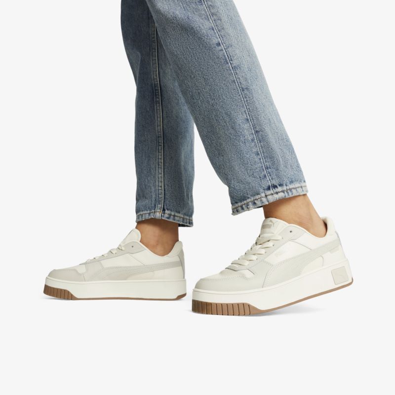 Weiße Sneaker mit flexibler Sohle und sportlichem Design, bequem getragen mit lässigen Jeans, ideal für Alltag und Freizeit