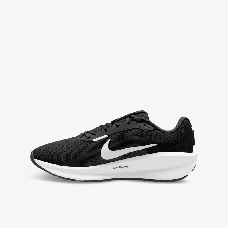 Moderner schwarzer Sneaker mit weißer Sohle und dynamischem Design, ideal für Sport und Freizeit.