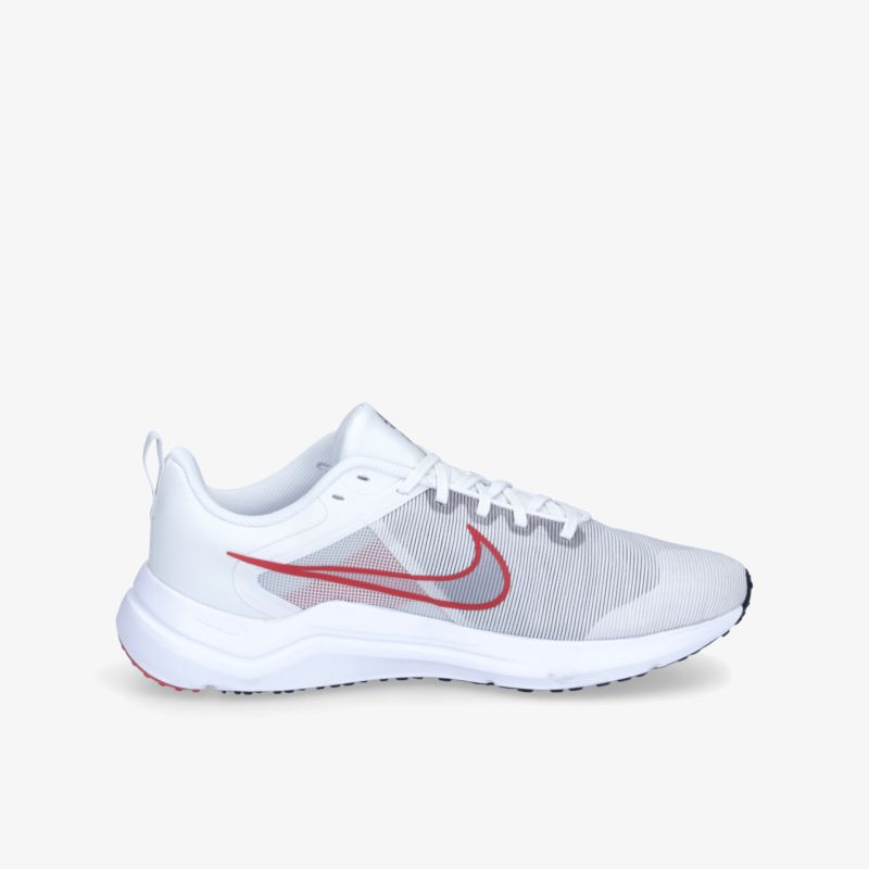 Moderner weißer Sneaker mit rotem Logo und schlankem Design für optimalen Tragekomfort und Alltagstauglichkeit.