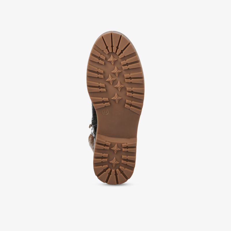 Robuste braune Schuhsohle mit tiefem Profil für optimalen Grip und langlebige Strapazierfähigkeit