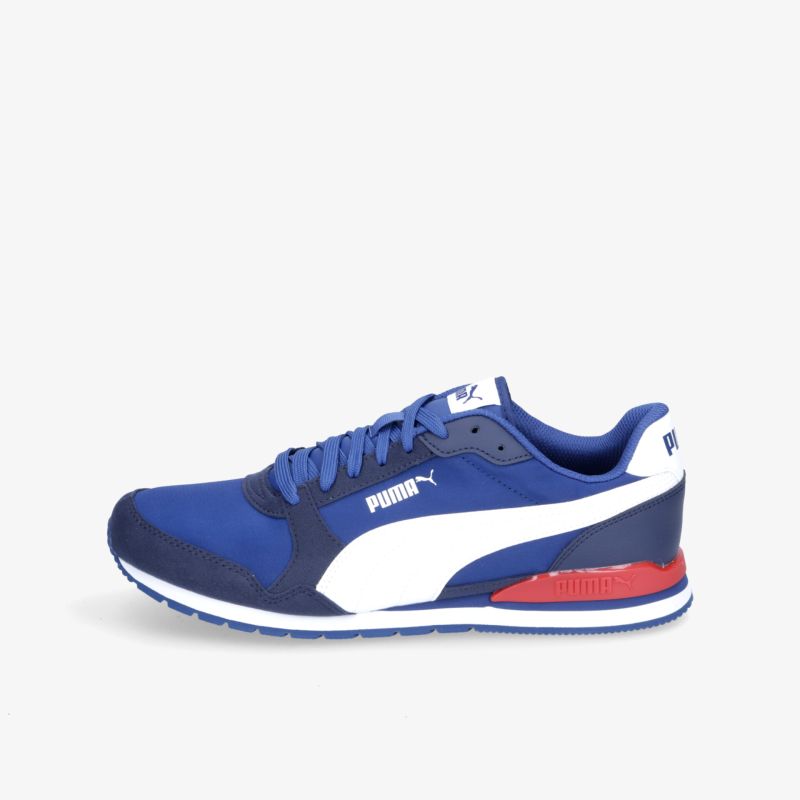 Blauer Sneaker mit weißem Logo und roten Akzenten, ideal für sportliche Aktivitäten.