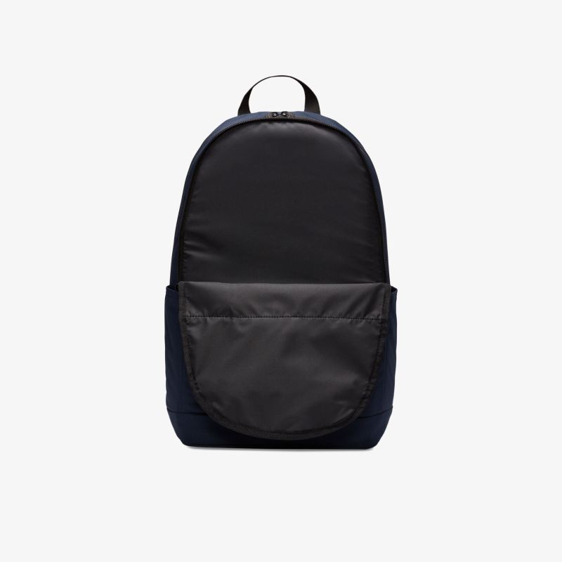 Kompakter und stylischer Rucksack mit robuster Fronttasche, ideal für Alltag und Reisen.