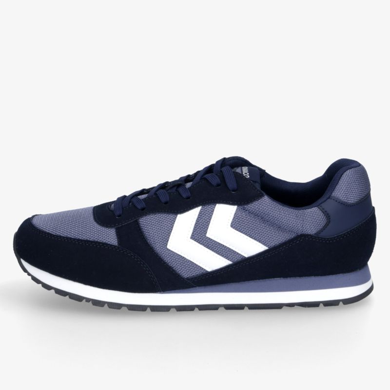 Sportlicher blauer Laufschuh mit rutschfester Sohle und gepolstertem Schaft, ideal für komfortables Gehen