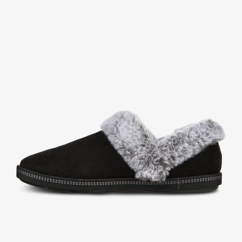 Schwarzer Hausschuh mit weichem grauem Fellfutter und robuster Sohle für optimalen Komfort.