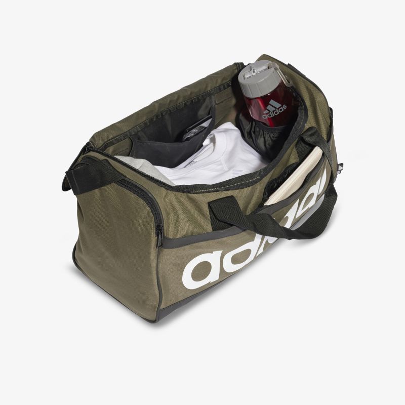 Geräumige und robuste Sporttasche mit praktischen Fächern und modernem Design, ideal für vielseitige Anwendungen.