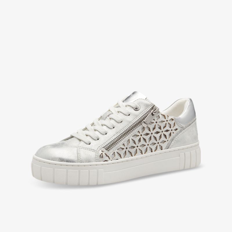 Moderner weißer Sneaker mit seitlichen Netzeinsätzen und komfortabler Plateausohle in seitlicher Ansicht