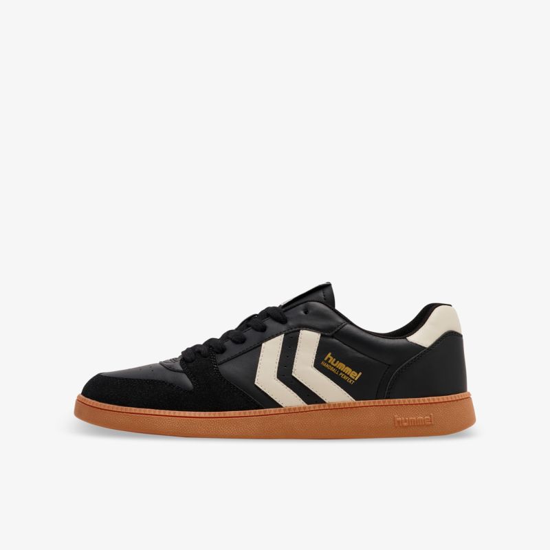 Schwarzer Sneaker seitlich mit brauner rutschfester Gummisohle, modernes Design, bequemer und langlebiger Schuh
