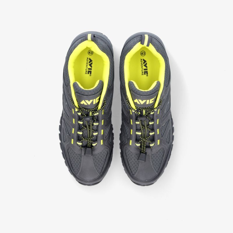 Graue Sportschuhe mit neongelb Akzenten, von oben betrachtet, ideal für Komfort und Stil.