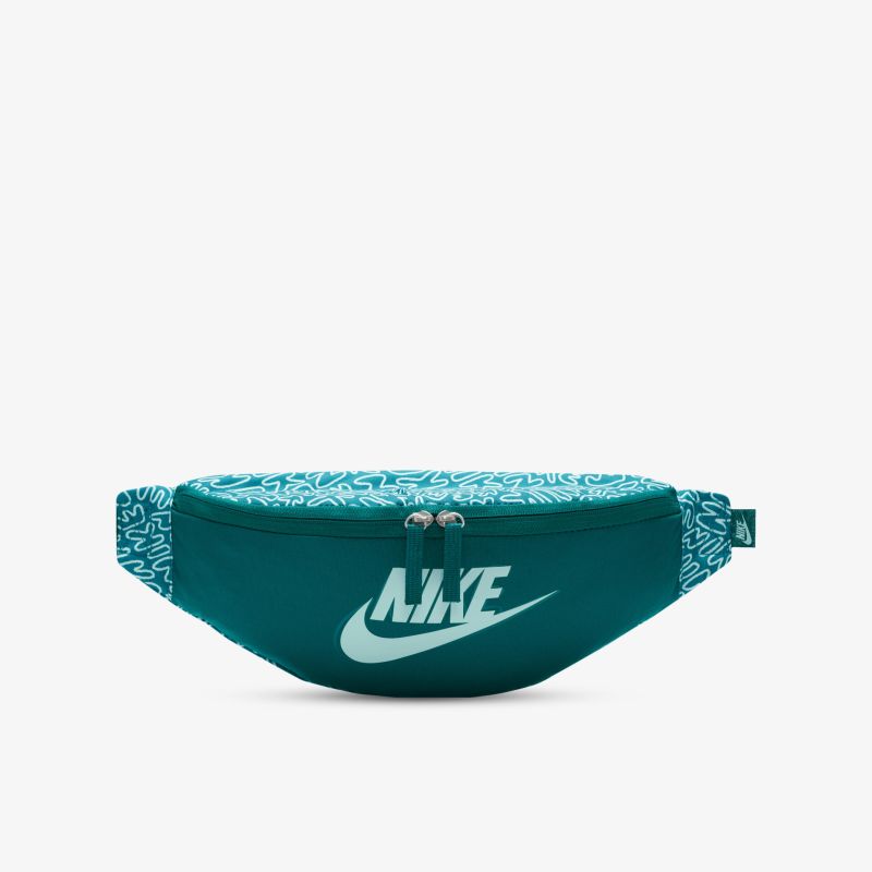 Stylische grüne Gürteltasche mit markantem Logo und modernem Design, ideal für unterwegs und Sportaktivitäten.