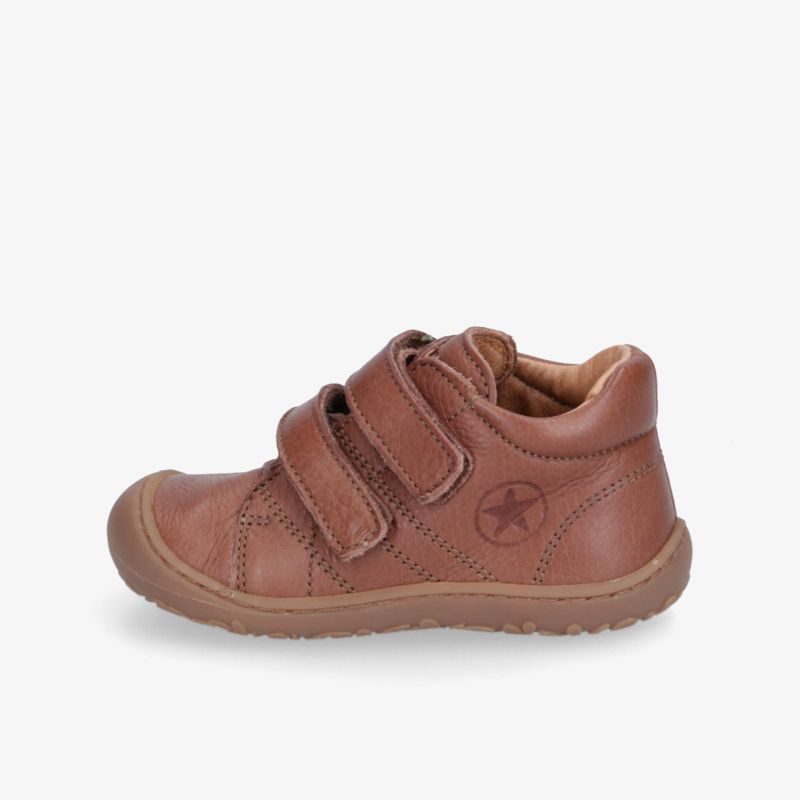 Braune Kinderschuhe mit Klettverschluss und rutschfester Sohle, ideal für Outdoor-Abenteuer.