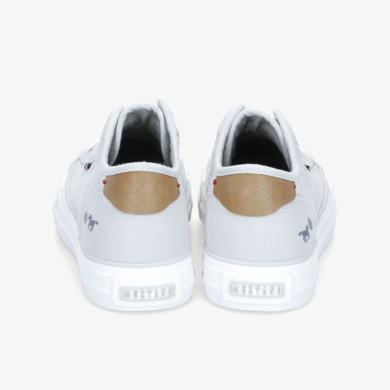 Modische weiße Sneaker mit braunem Akzent und hohem Tragekomfort von hinten betrachtet.