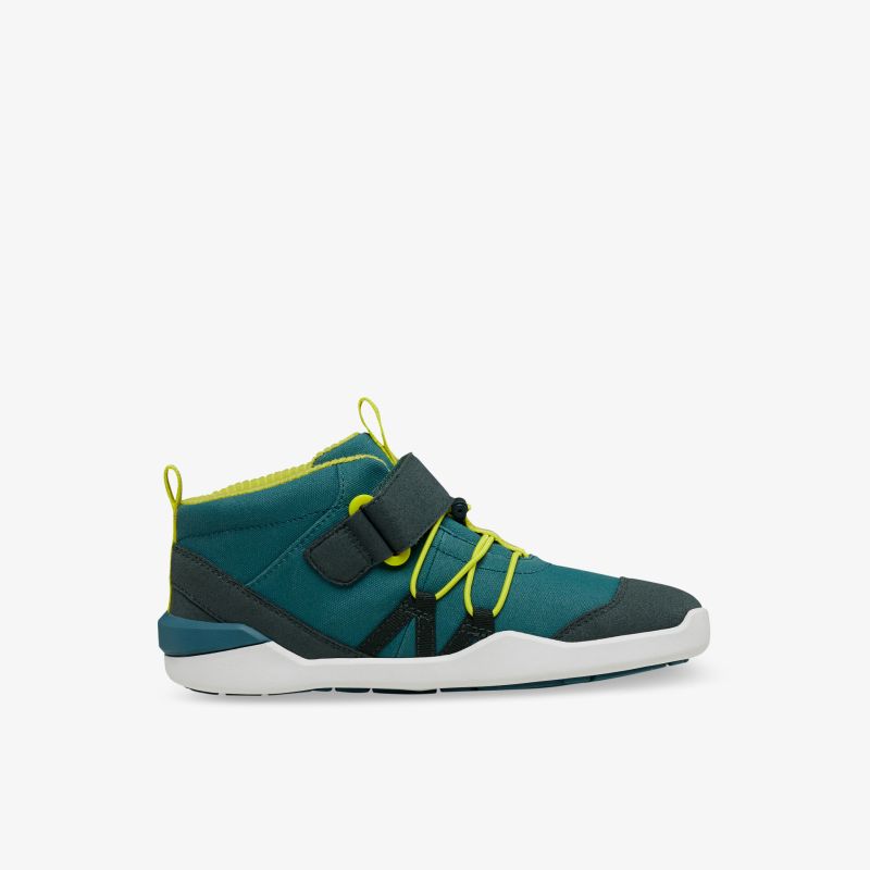 Moderner, stilvoller Sneaker in Blau mit kontrastierenden Details und praktischen Klettverschlüssen.