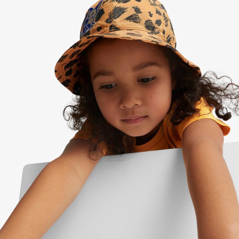 Ein modischer Leopard Bucket Hat, perfekt für stilvolle Outfits. Leicht und komfortabel zu tragen.