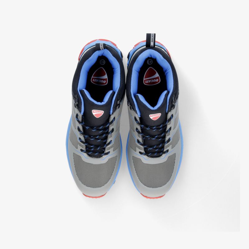 Moderne graue Turnschuhe mit blauen und roten Akzenten, ideal für sportliche Aktivitäten und Freizeit.