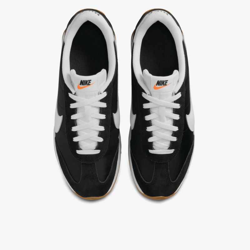 Schwarze Sneaker mit weißem Nike-Swoosh, komfortabel und langlebig für den täglichen Gebrauch